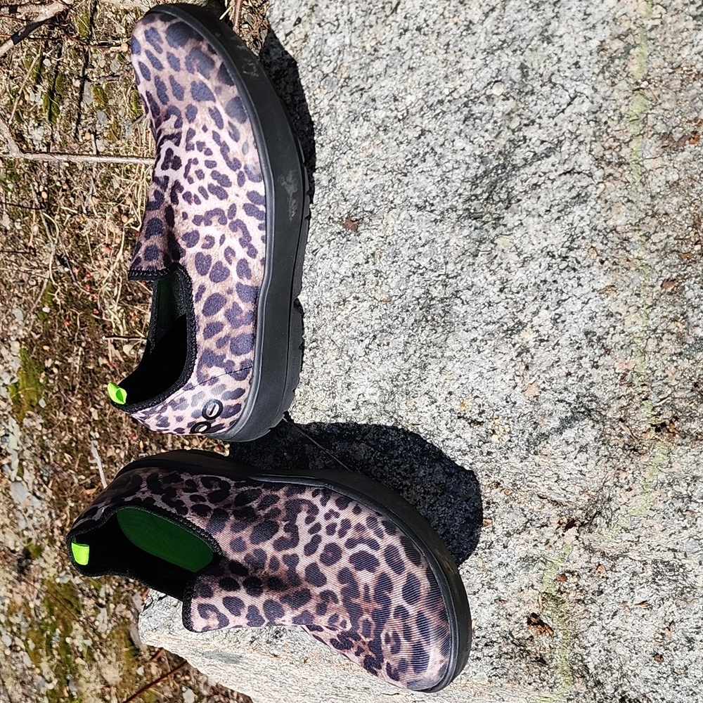 OOFOS OOmg eeZee Leopard-Print Low Slip-On Recovery Shoes Size 8